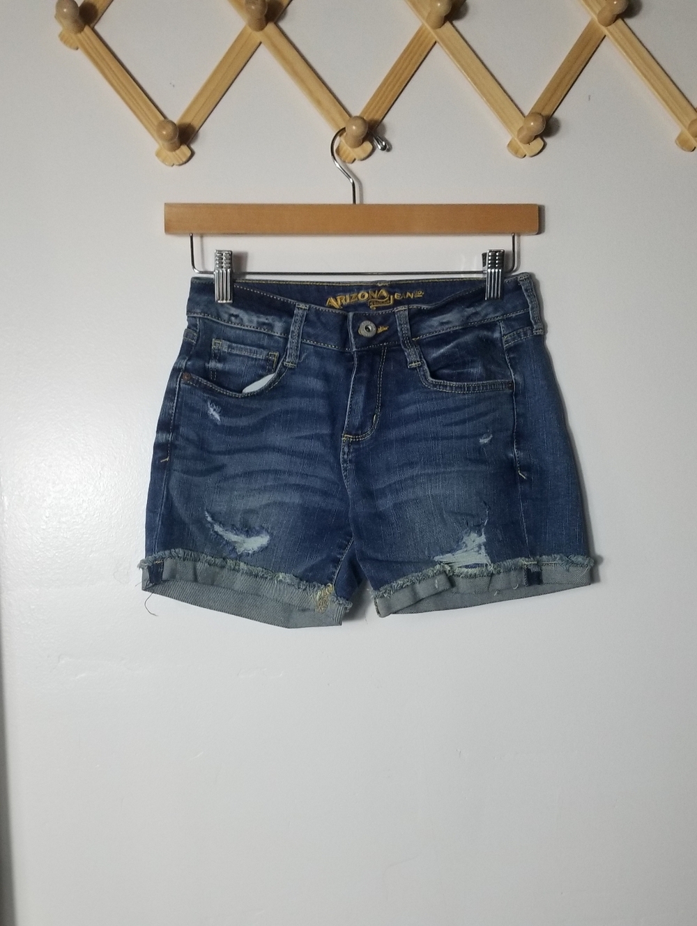 ARIZONA JEANS JUNIORS DISTRESSED JEAN SHORTS SIZE 3